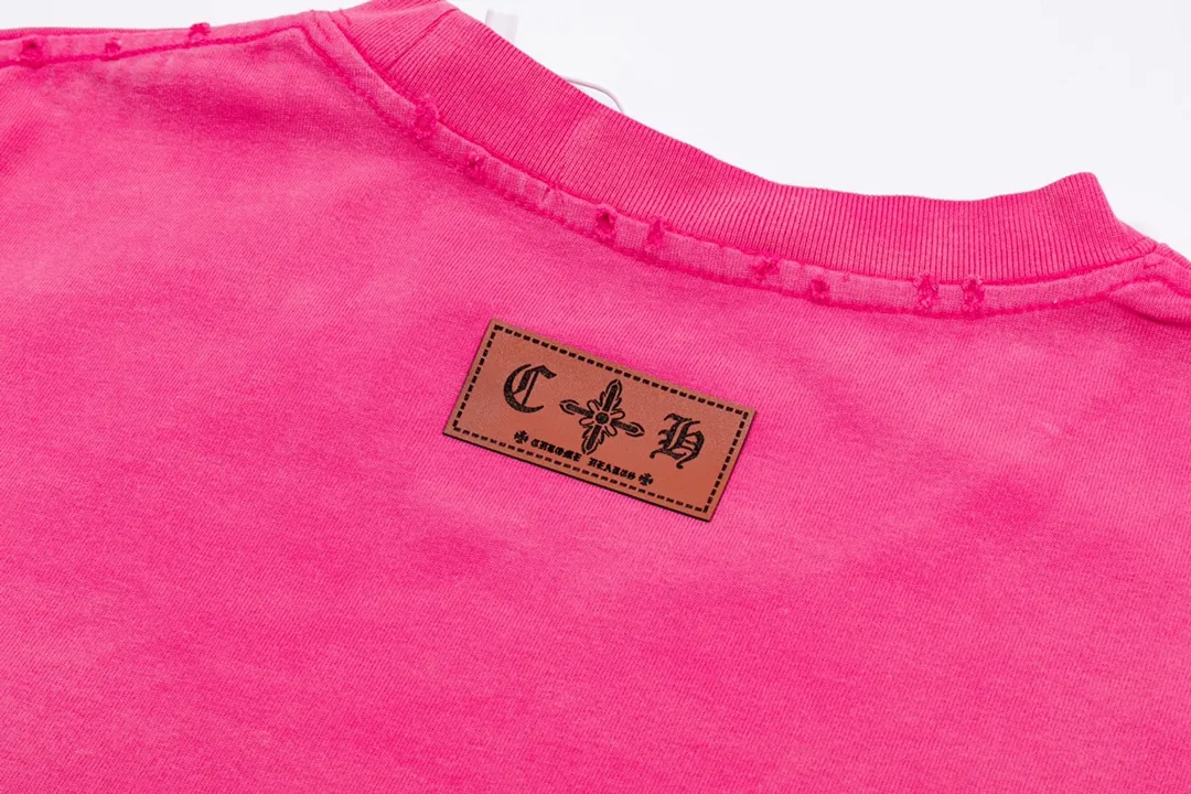 P220 CHROME HEARTS LoGo is fashionable and elegant, with dropped shoulders. The fabric is made of 26s double-yarn combed cotton compact spinning yarn with a weight of 280. It is matched with 1*1 Salona rib. The fabric is fermented and has a loose fit. Color: pink (washed hole craftsmanship) size: S～XXL